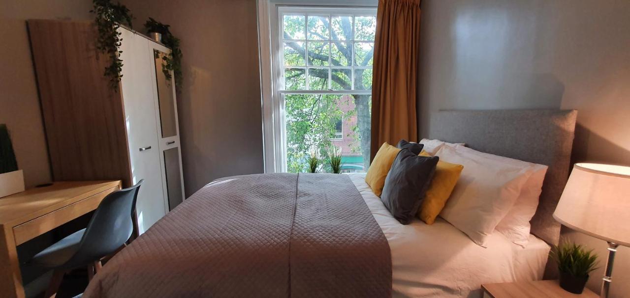 Darwin Stays - Service Accommodation In Newcastle Under Lyme City Centre Exteriör bild