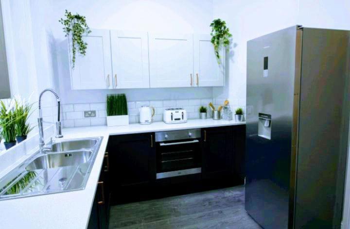 Darwin Stays - Service Accommodation In Newcastle Under Lyme City Centre Exteriör bild