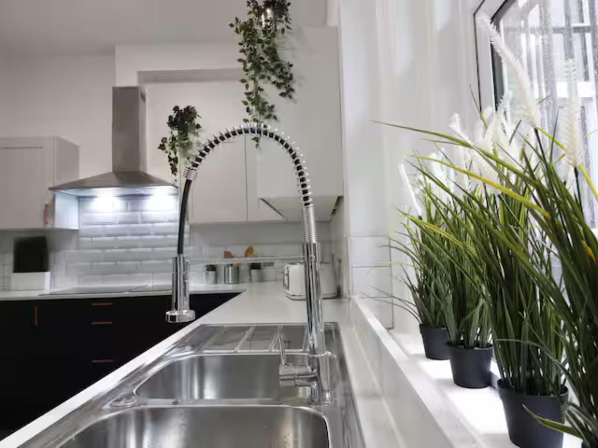 Darwin Stays - Service Accommodation In Newcastle Under Lyme City Centre Exteriör bild