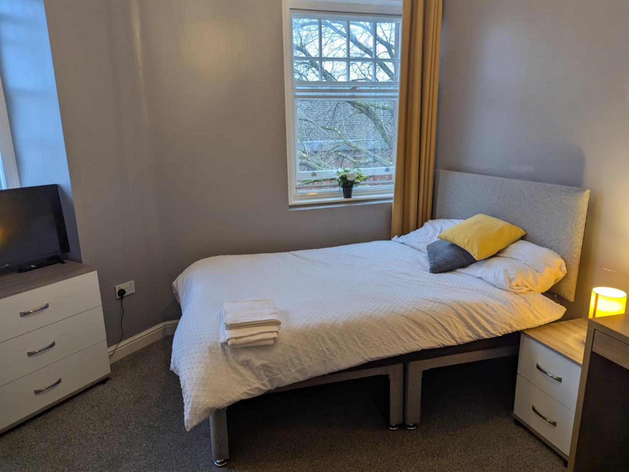 Darwin Stays - Service Accommodation In Newcastle Under Lyme City Centre Exteriör bild