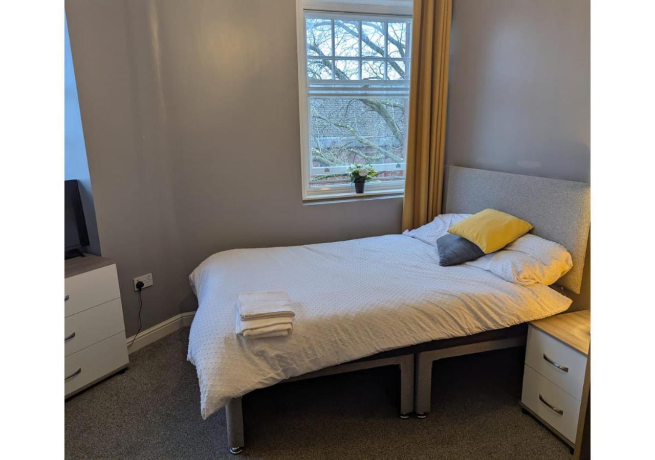 Darwin Stays - Service Accommodation In Newcastle Under Lyme City Centre Exteriör bild