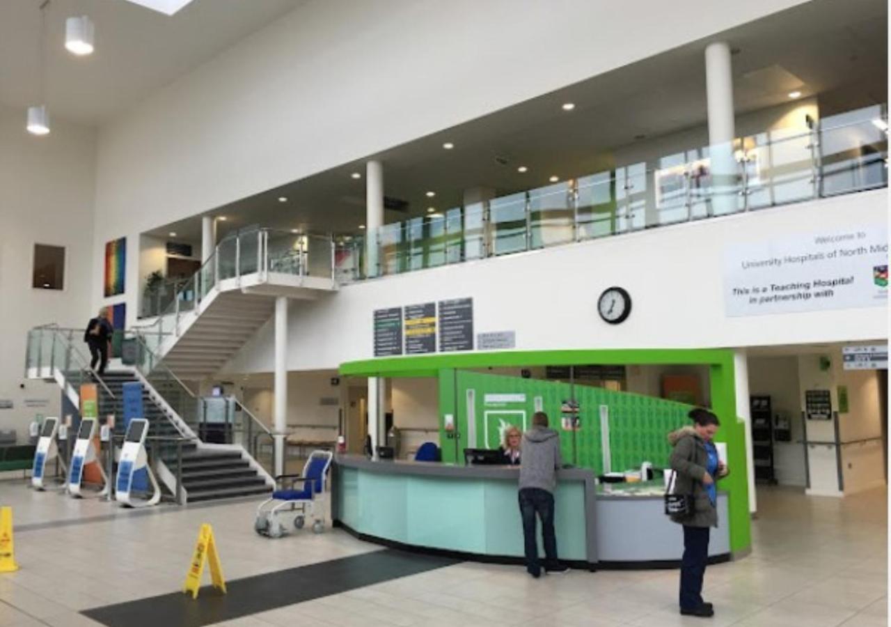 Darwin Stays - Service Accommodation In Newcastle Under Lyme City Centre Exteriör bild