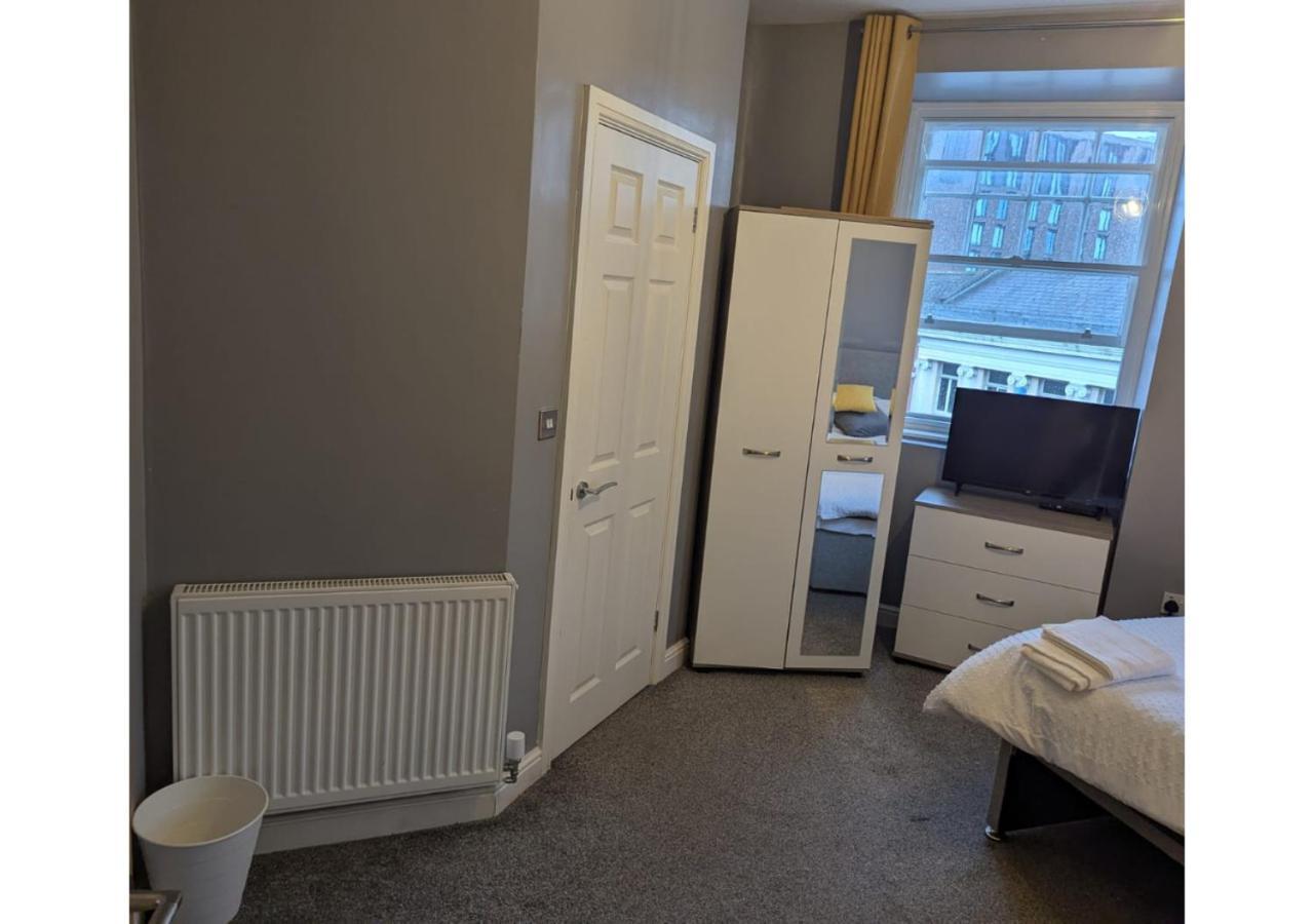 Darwin Stays - Service Accommodation In Newcastle Under Lyme City Centre Exteriör bild