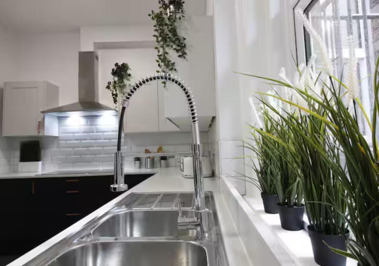 Darwin Stays - Service Accommodation In Newcastle Under Lyme City Centre Exteriör bild