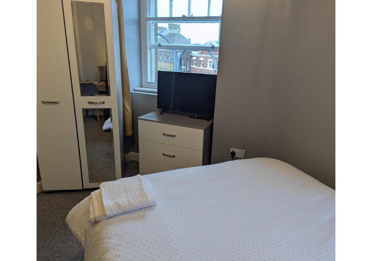 Darwin Stays - Service Accommodation In Newcastle Under Lyme City Centre Exteriör bild