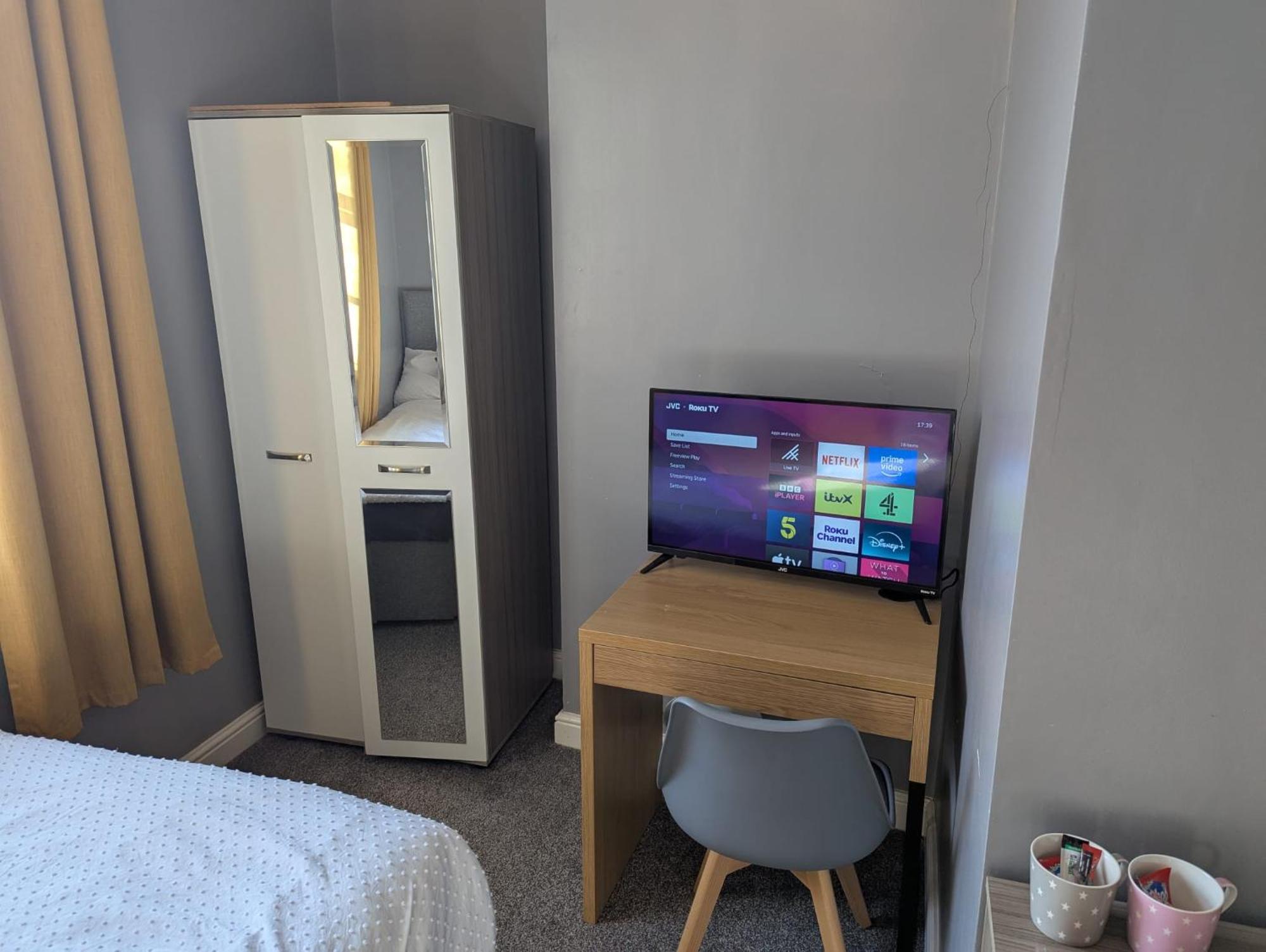 Darwin Stays - Service Accommodation In Newcastle Under Lyme City Centre Exteriör bild